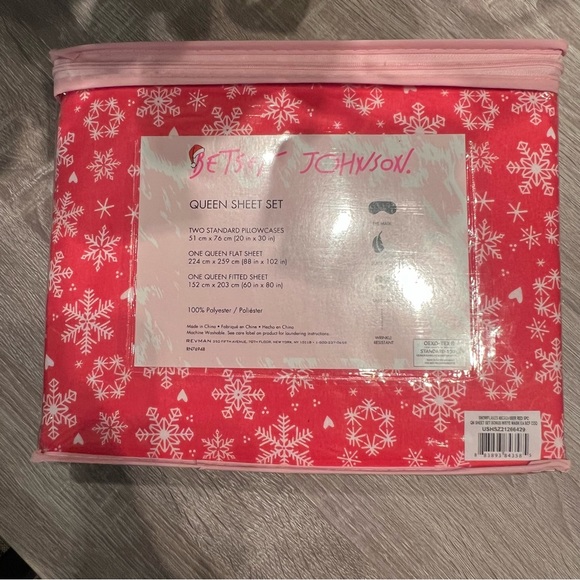 Betsey Johnson Red Snowflake Christmas Holiday Queen 5 piece Sheet Set - Picture 2 of 2